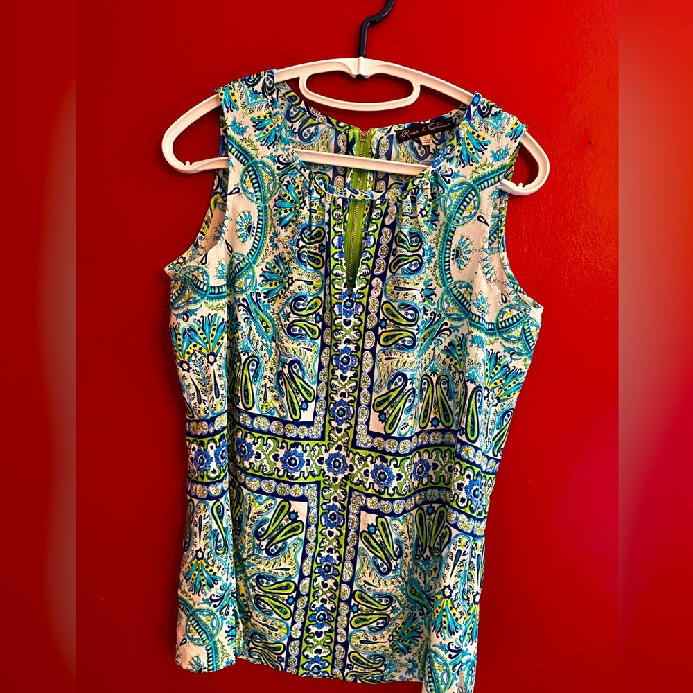 NWOT, Sleeveless peekaboo front top, zipper back size Small/Medium